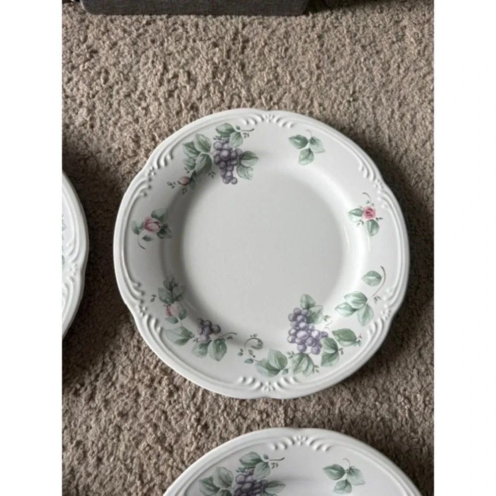 Set of 4 Pfaltzgraff Grapevine Dinner Plates 10 1/2